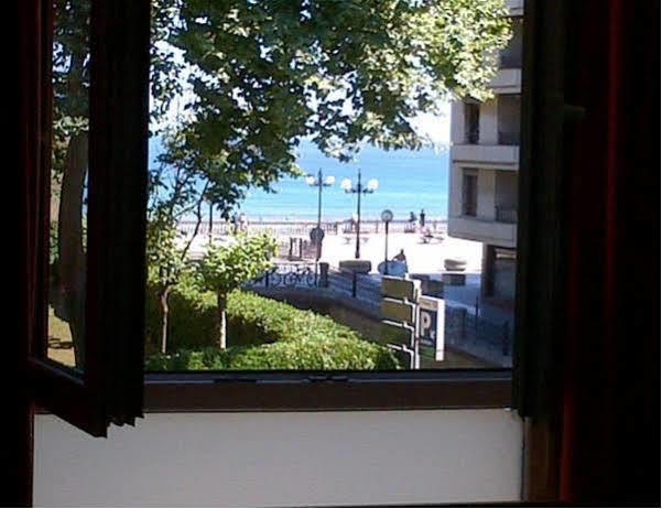 Hotel Ekia Pentsioa Zarautz Exterior foto
